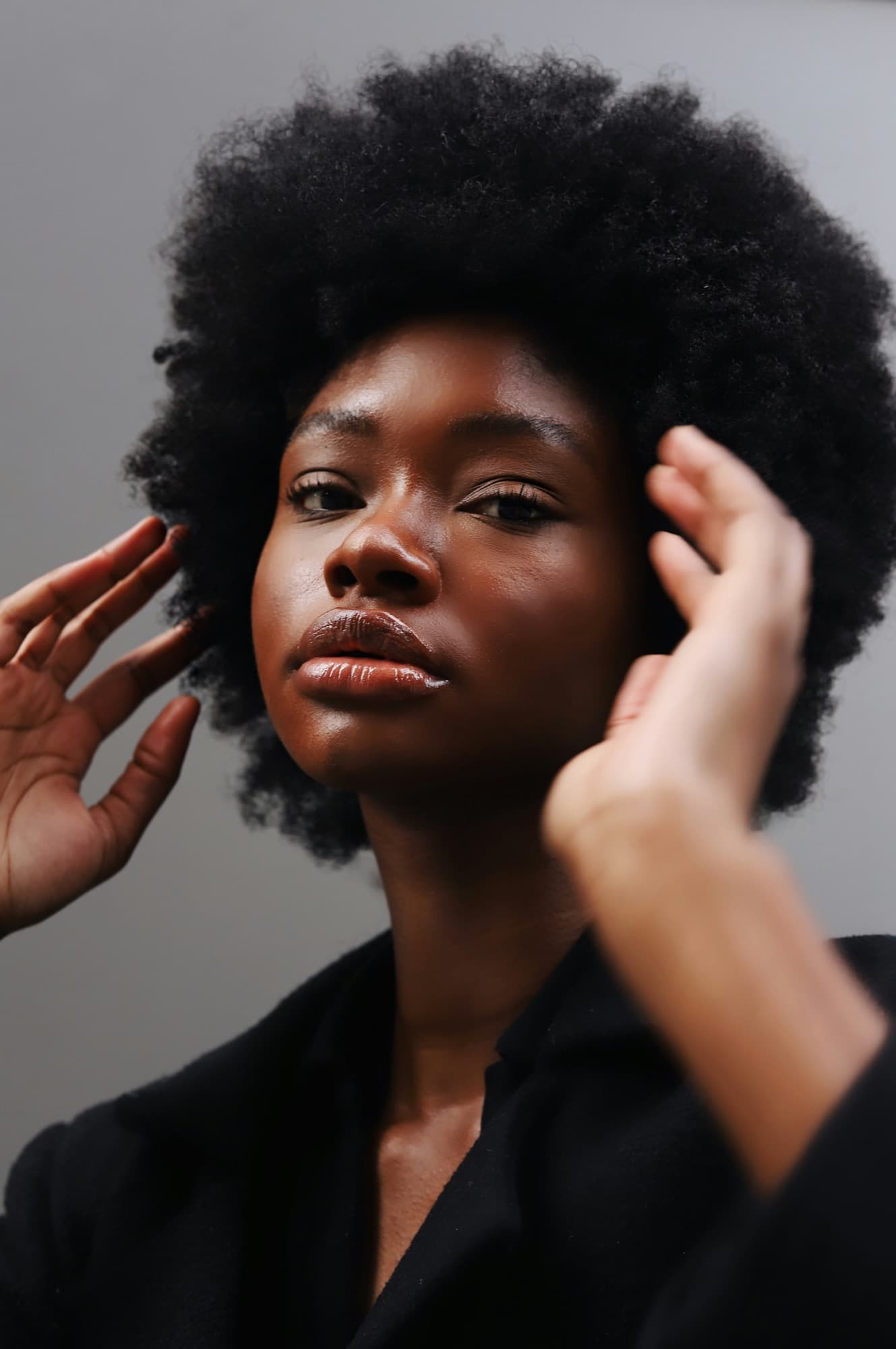 Femme aux cheveux naturels coiffés en afro